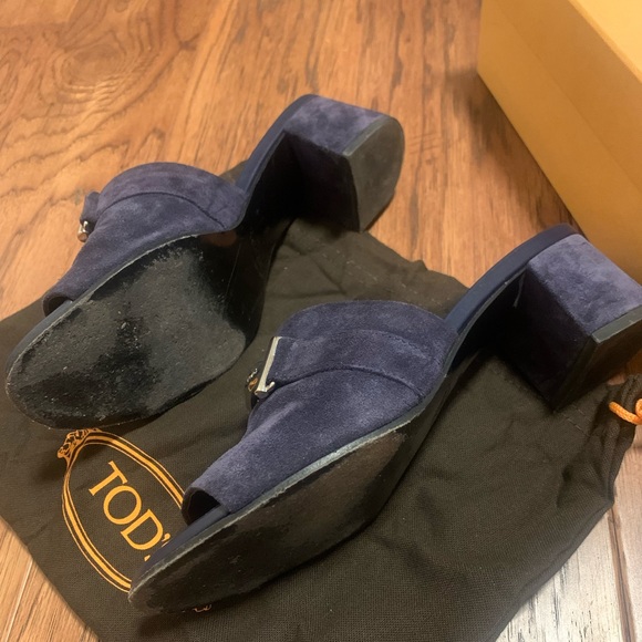 Tod’s block heel sandals in navy - Picture 5 of 10